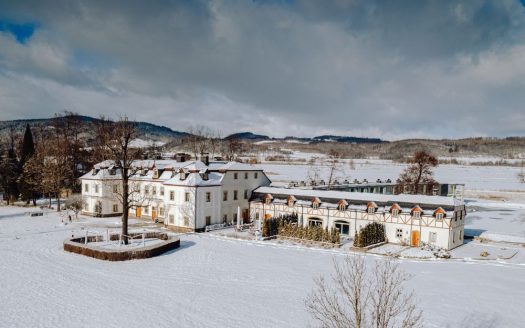 Schloss Wernersdorf Winter Aussenansicht