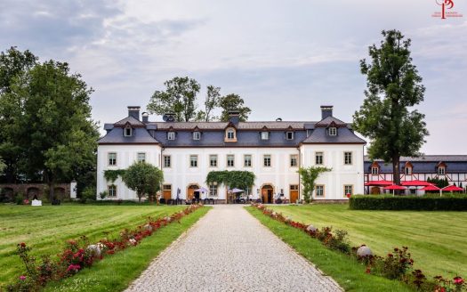 Aussenansicht gesamt mit Weg und Rasen von Schloss Wernersdorf