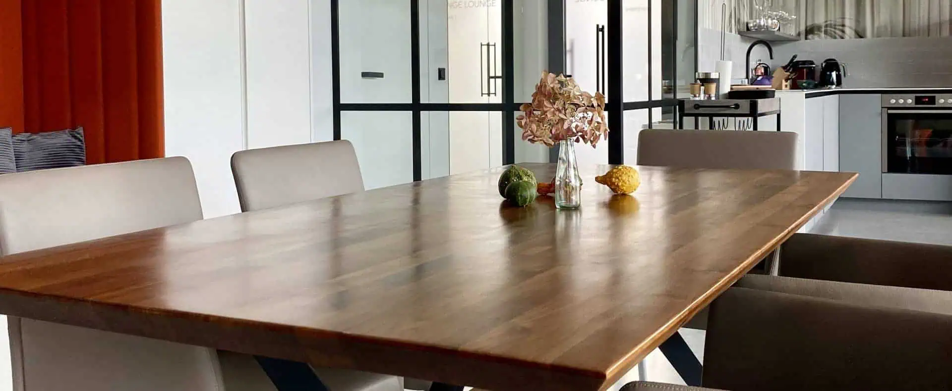 Esstisch, Orange Lounge, Apartment 1