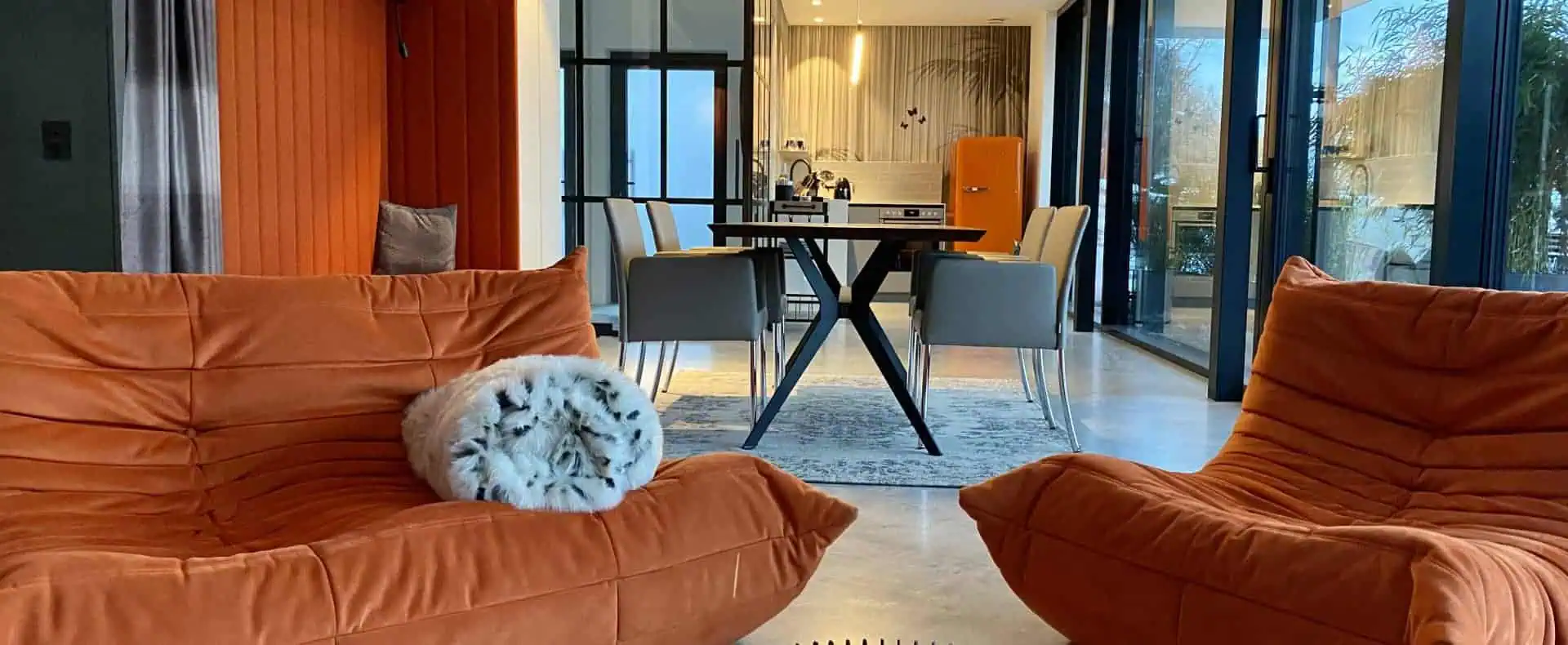 Orange Lounge, Apartment 1, Wohnbereich mit Polstermöbeln