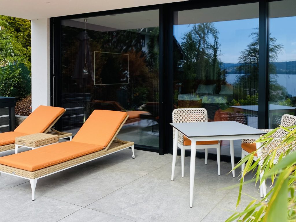 Terrasse mit Liegestühlen, Orange Lounge, Apartment 1