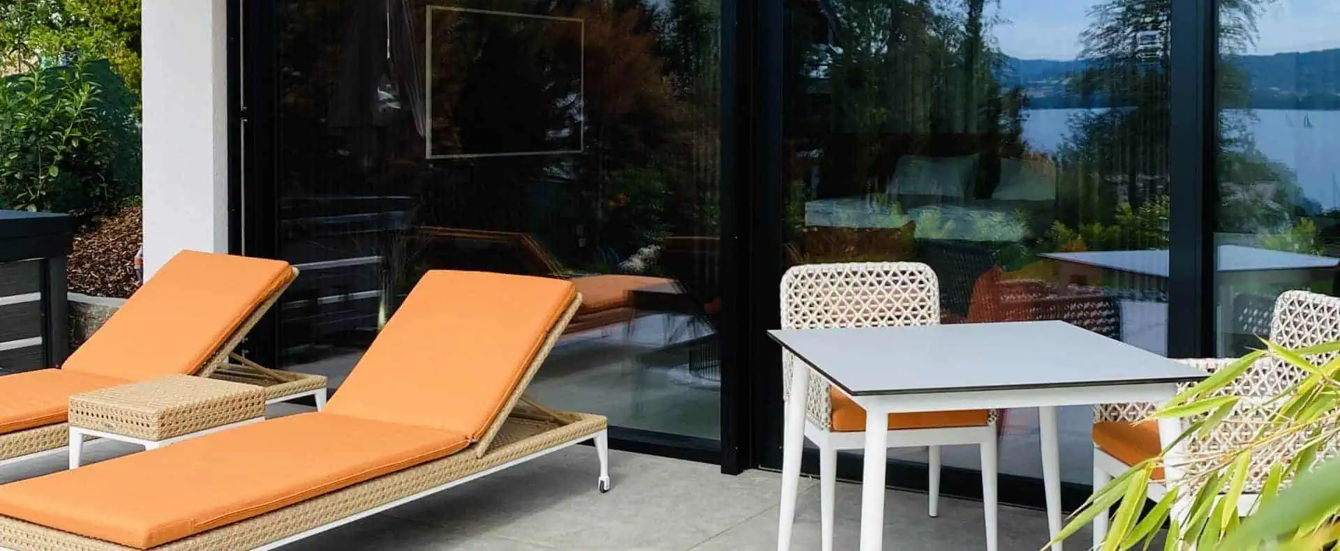 Terrasse mit Liegestühlen, Orange Lounge, Apartment 1