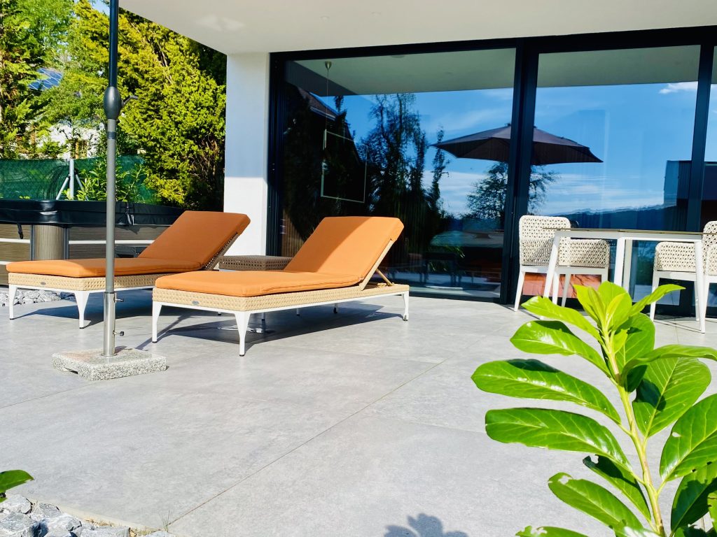 Terrasse mit Pflanzen und Liegestühlen, Orange Lounge, Apartment 1