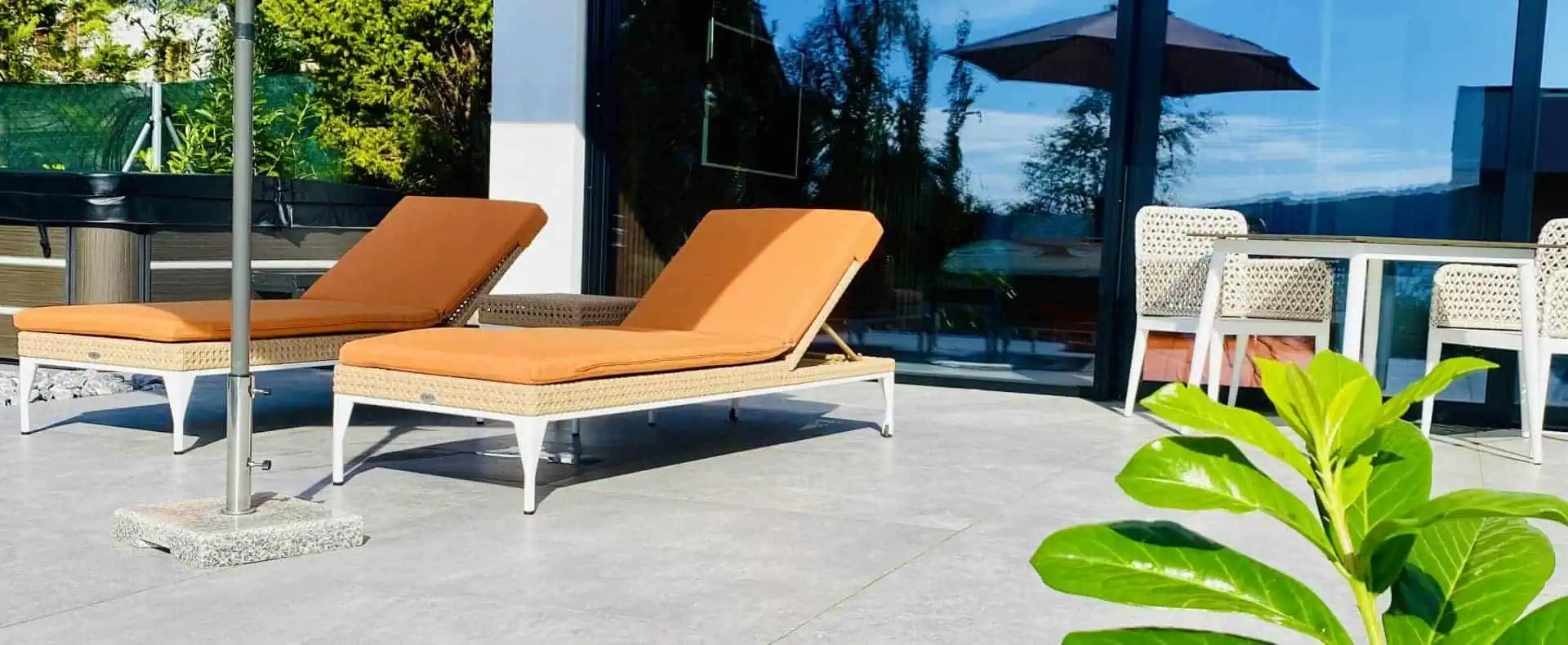 Terrasse mit Pflanzen und Liegestühlen, Orange Lounge, Apartment 1
