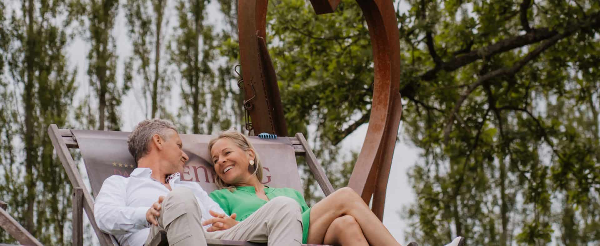 Realxen in den Liegestühlen am großzügigen Gelände im Hotel Das Eisenberg.