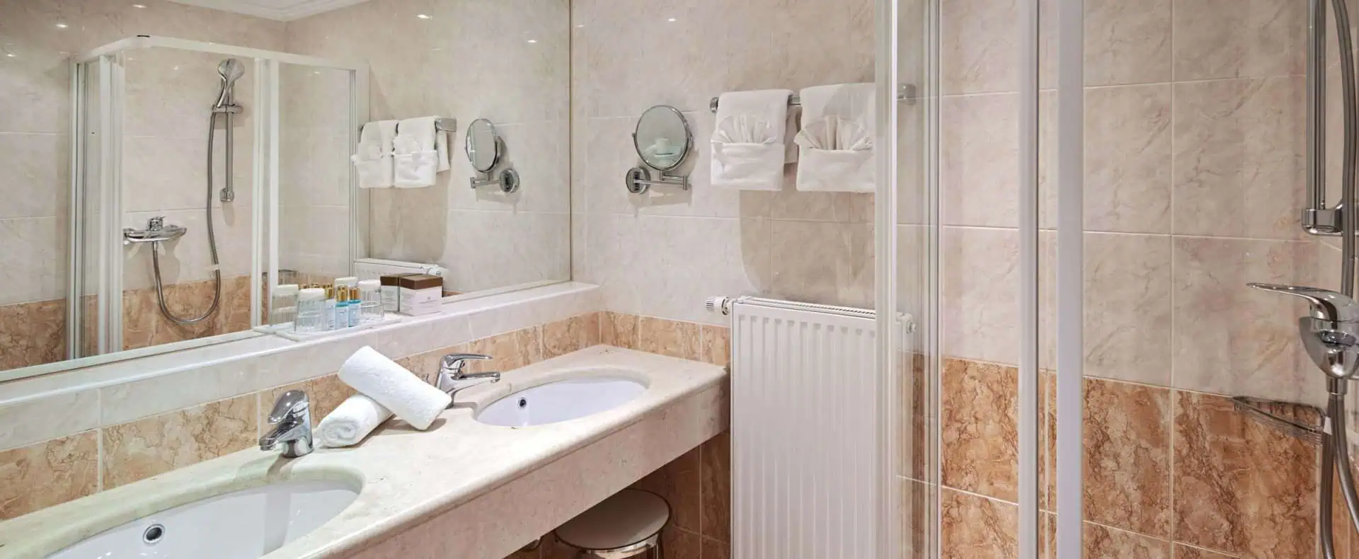 Comfort Doppelzimmer Badezimmer. (c) Michael Huber
