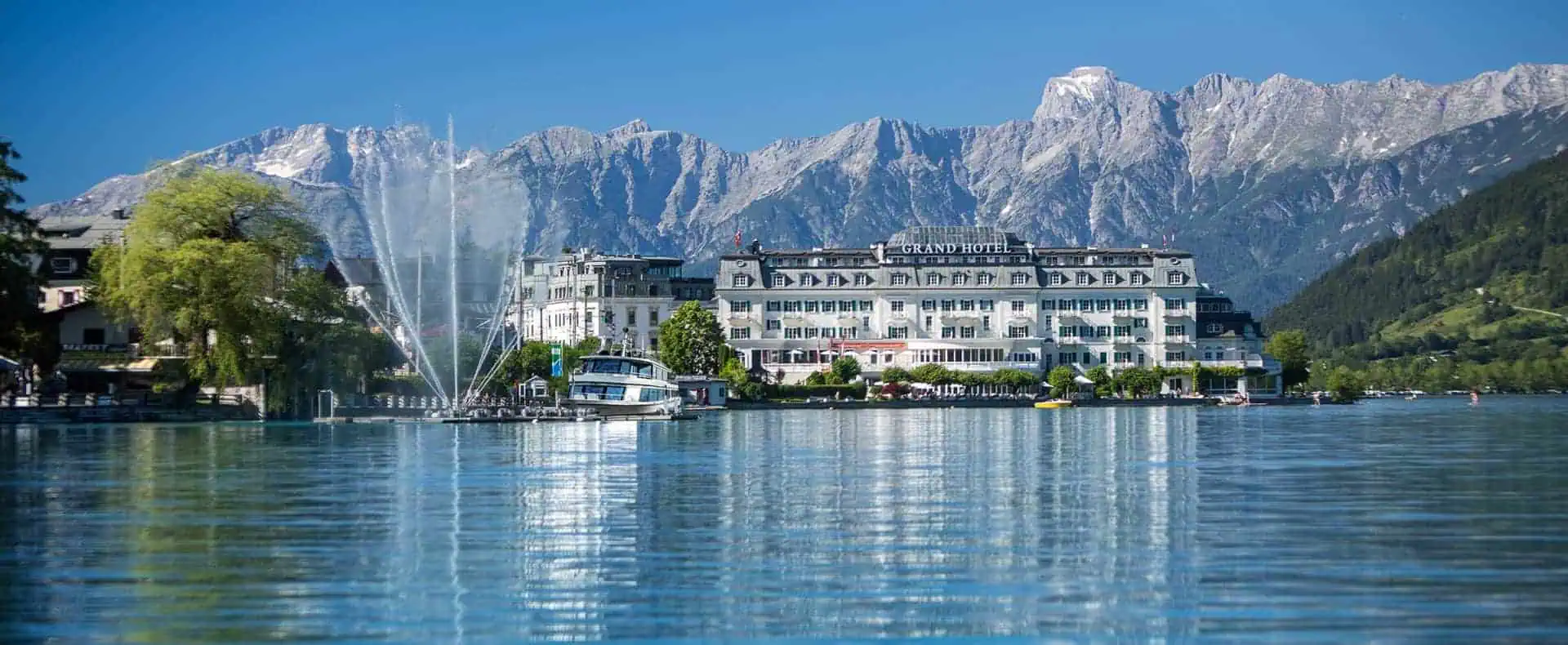 Aussenansicht Grand Hotel Zell am See mit Bergen im Hintergrund