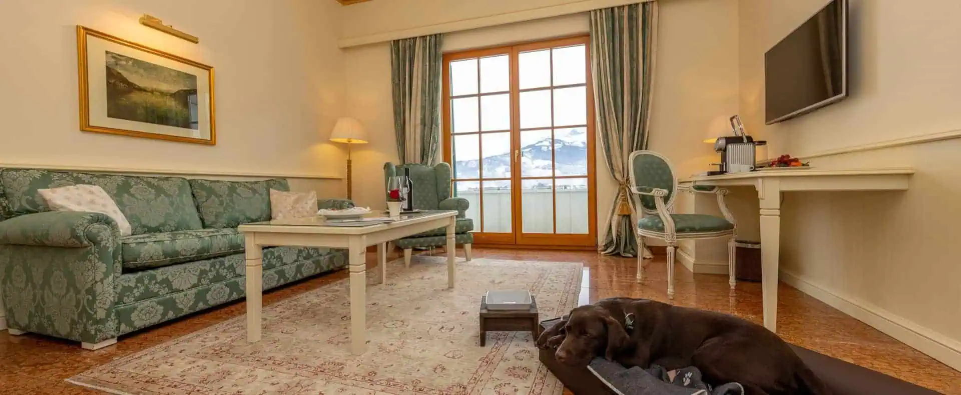 Hund im Bett im Grandhotel Zell am See