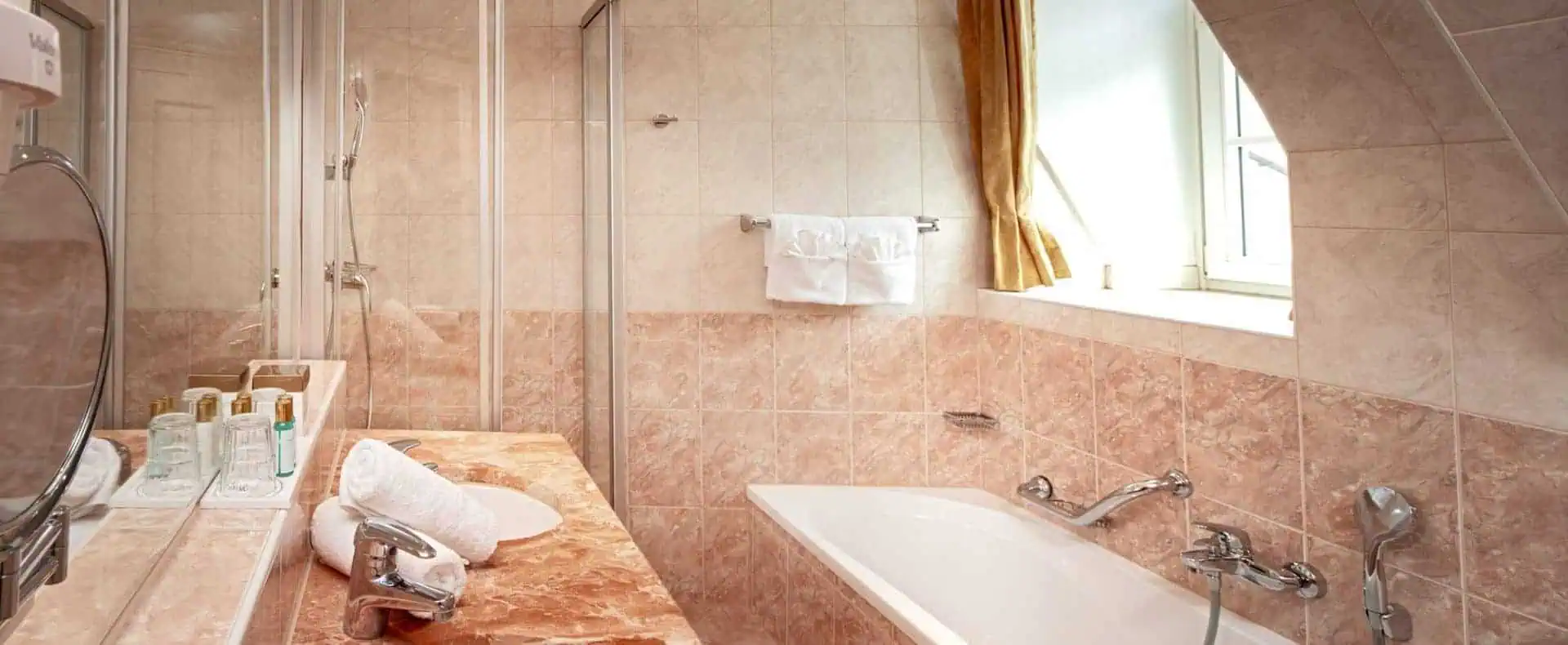 Junior Suite Badezimmer mit Dusche und Badewanne. (c) Michael Huber