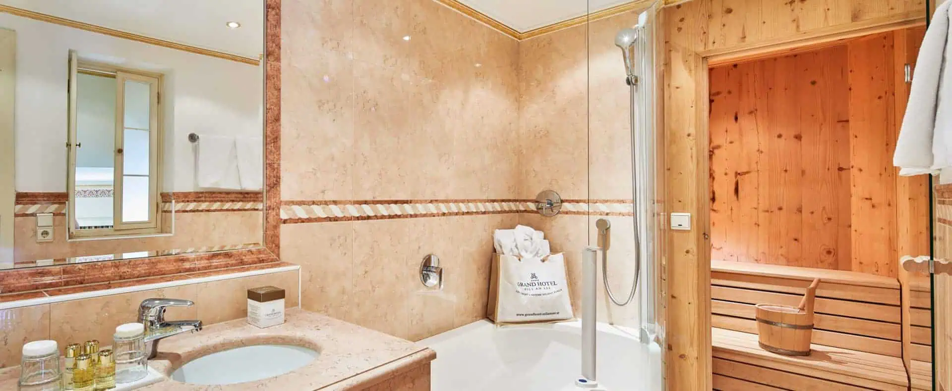 Badezimmer im Zimmer 220. (c) Michael Huber