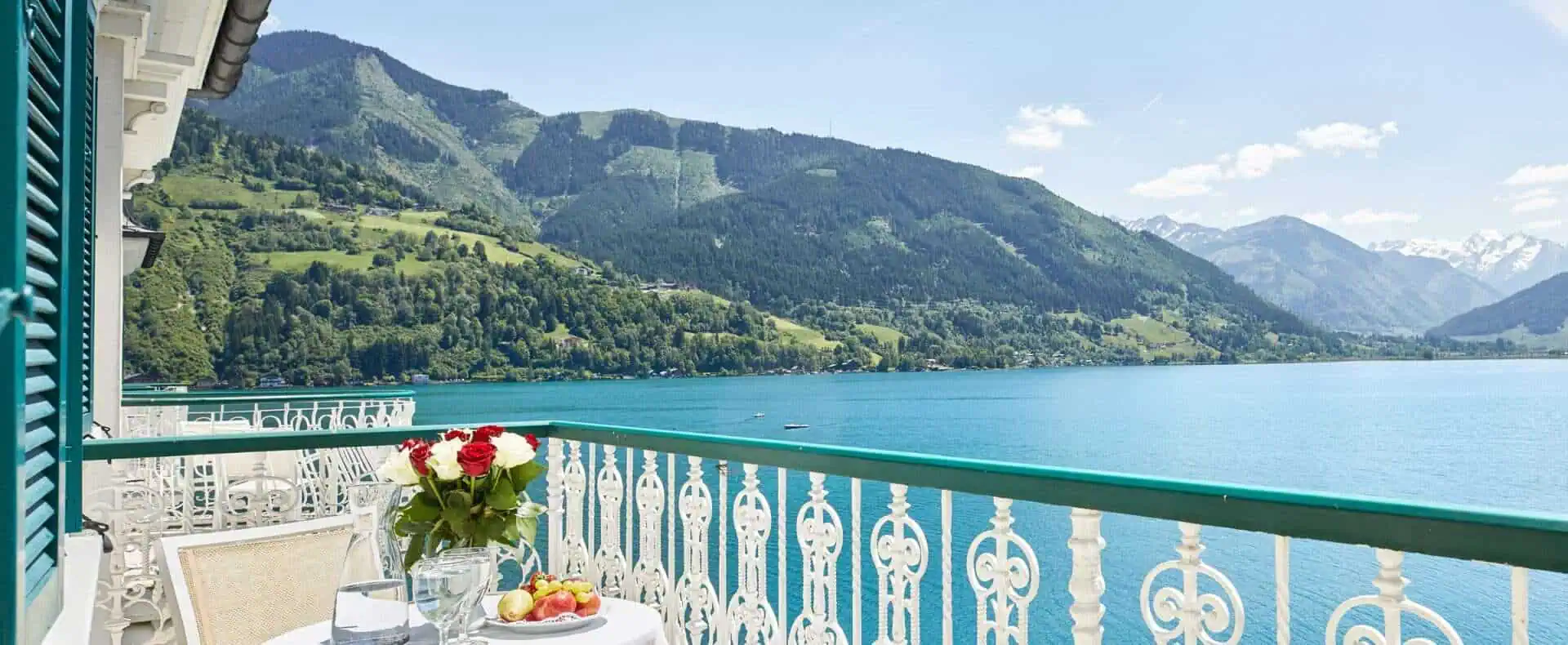 Zimmer 431, Aussicht vom Balkon auf den See und die umliegende Berglandschaft. (c) Michael Huber
