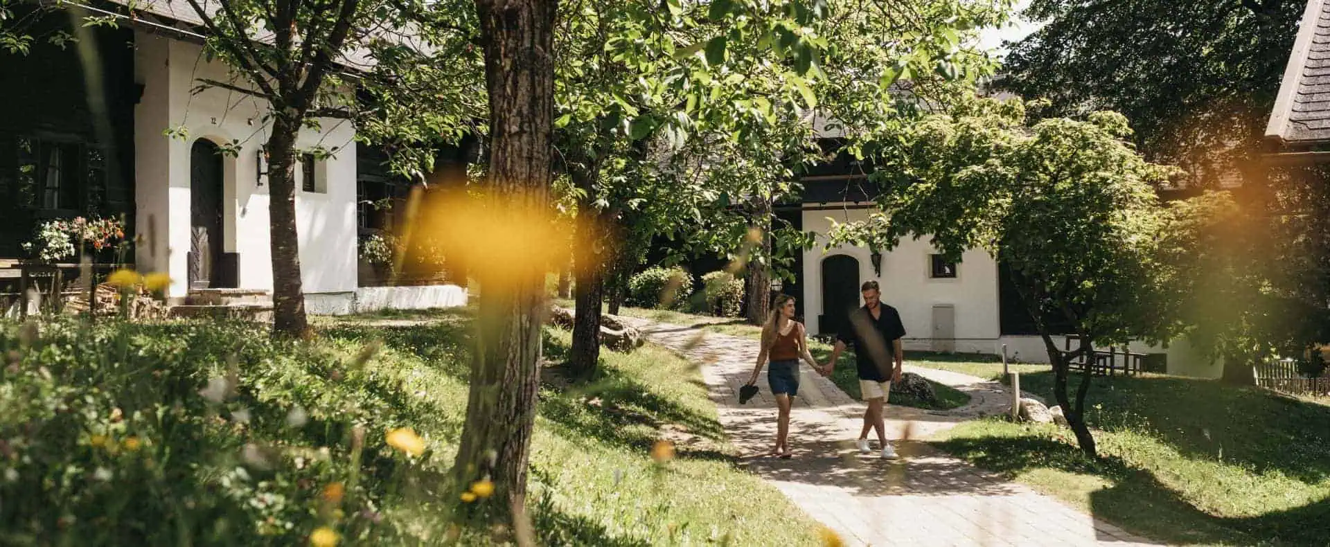 Pärchen spaziert durch das Dorf Schönleitn im Sommer. (c)Heldentheater