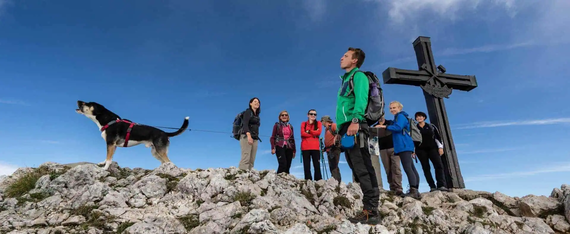 Gipfelkreuz erreicht! Wandergruppe mit Hund. (c)Carolin Thiersch