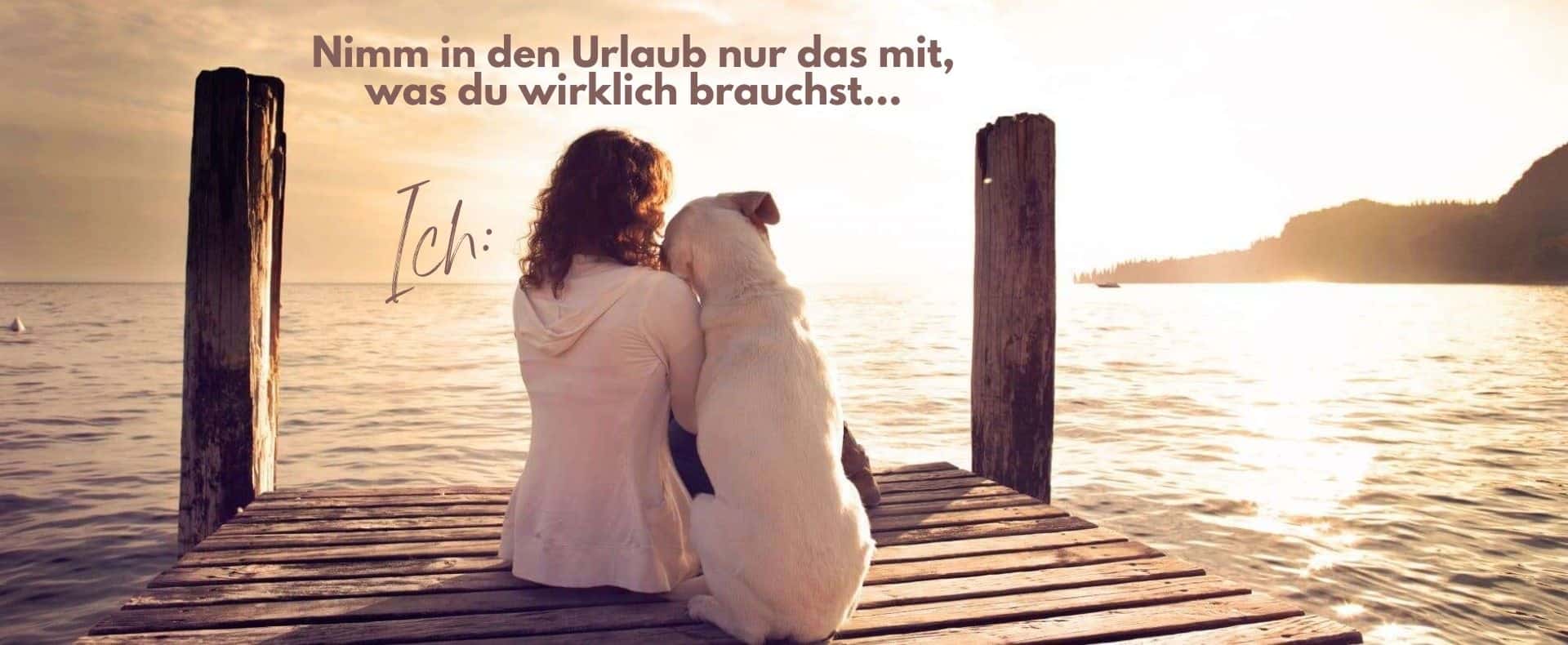 Eine Frau sitzt am Ende eines Holzsteg am Meer und kuschelt mit ihrem Hund