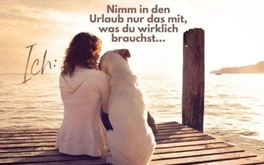 Eine Frau sitzt am Ende eines Holzsteg am Meer und kuschelt mit ihrem Hund