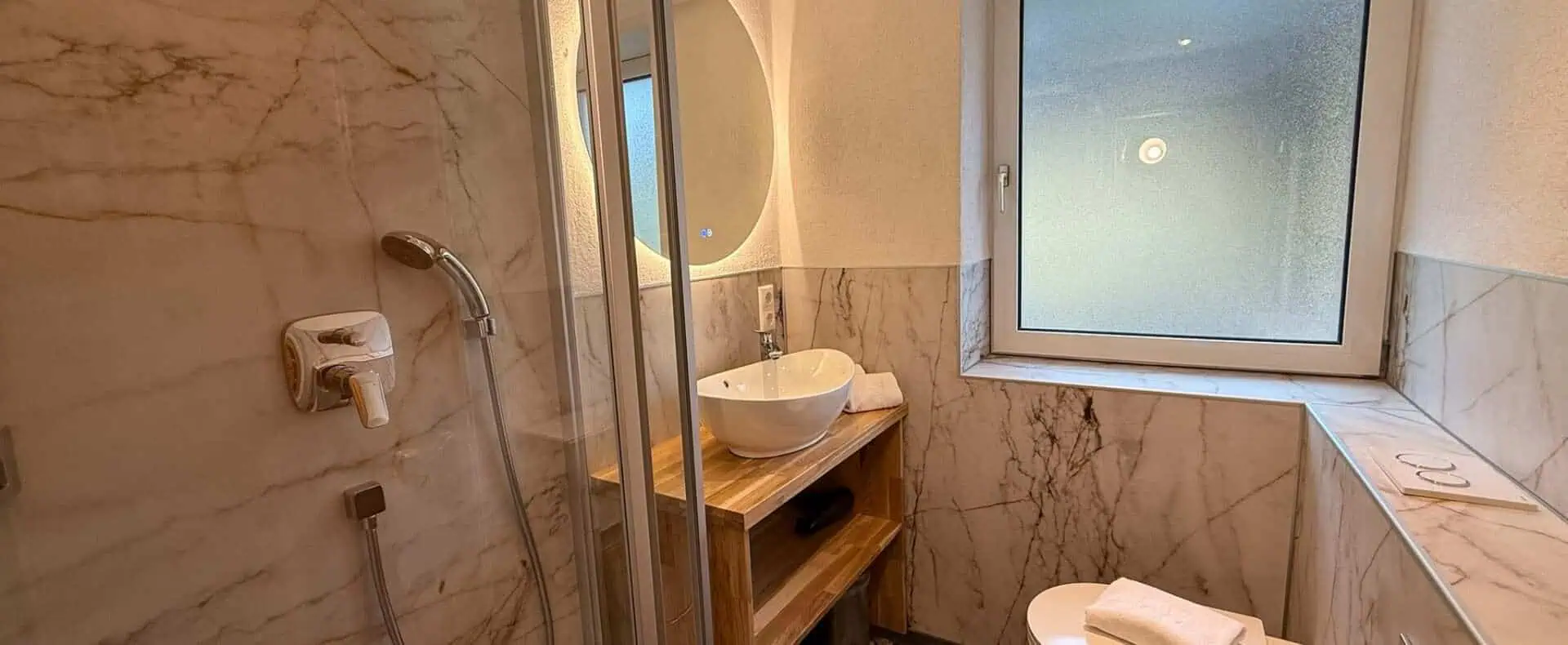 Badezimmer im Grubers Gastein / Grubers Hotel Apartments Gastein für den Urlaub mit Hund in Salzburg / zertifiziert hundefreundliches Hotel in Österreich