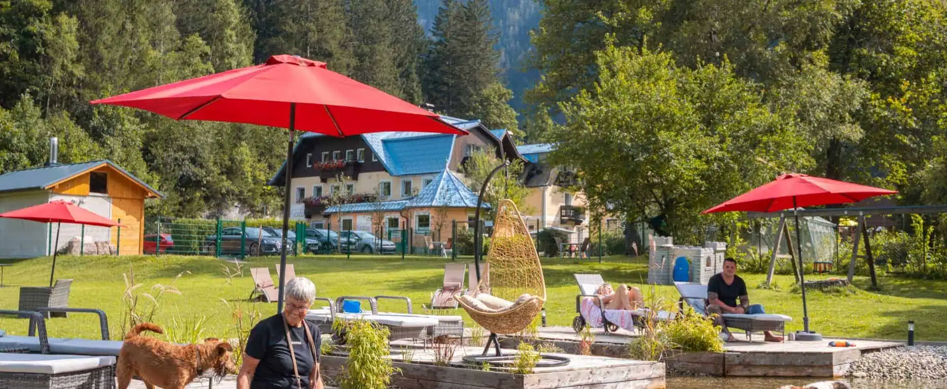 Hundebadeteich beim Grubers Gastein / Grubers Hotel Apartments Gastein für den Urlaub mit Hund in Salzburg / zertifiziert hundefreundliches Hotel in Österreich