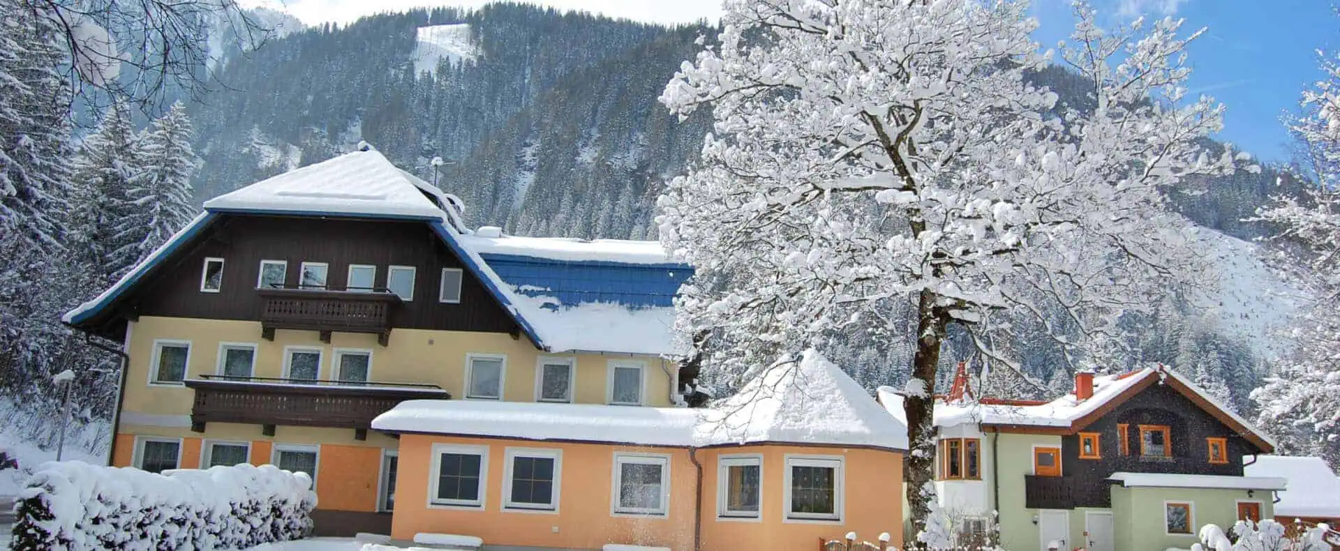Winteransicht des Grubers Gastein / Grubers Hotel Apartments Gastein für den Urlaub mit Hund in Salzburg / zertifiziert hundefreundliches Hotel in Österreich