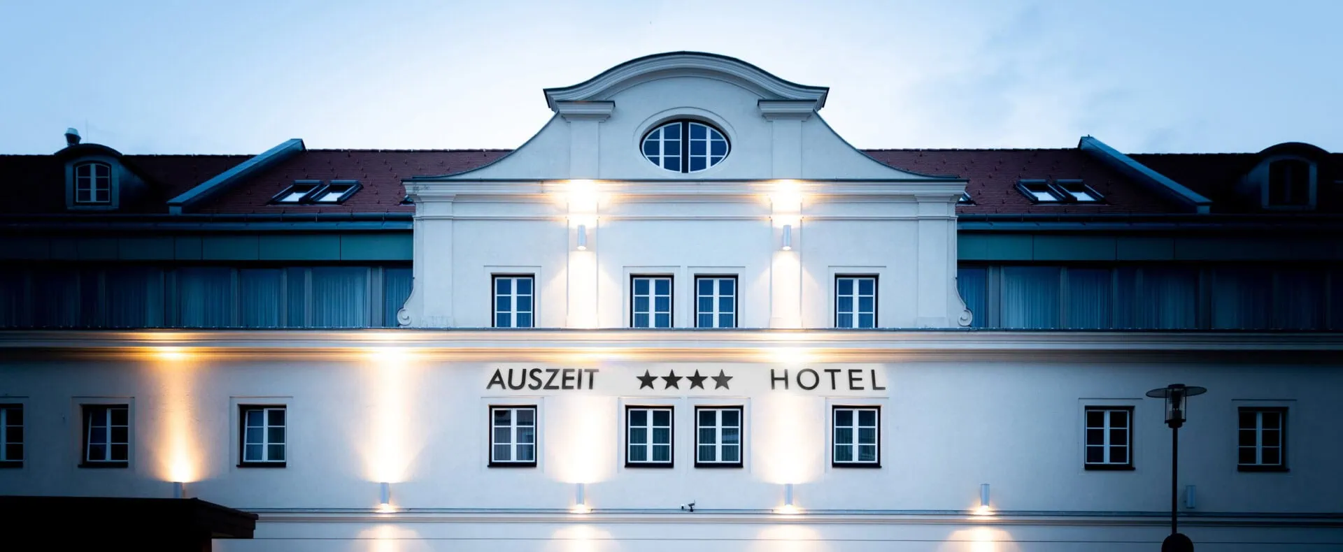 Außenansicht des Auszeit Hotels St. Lambrecht in der Steiermark