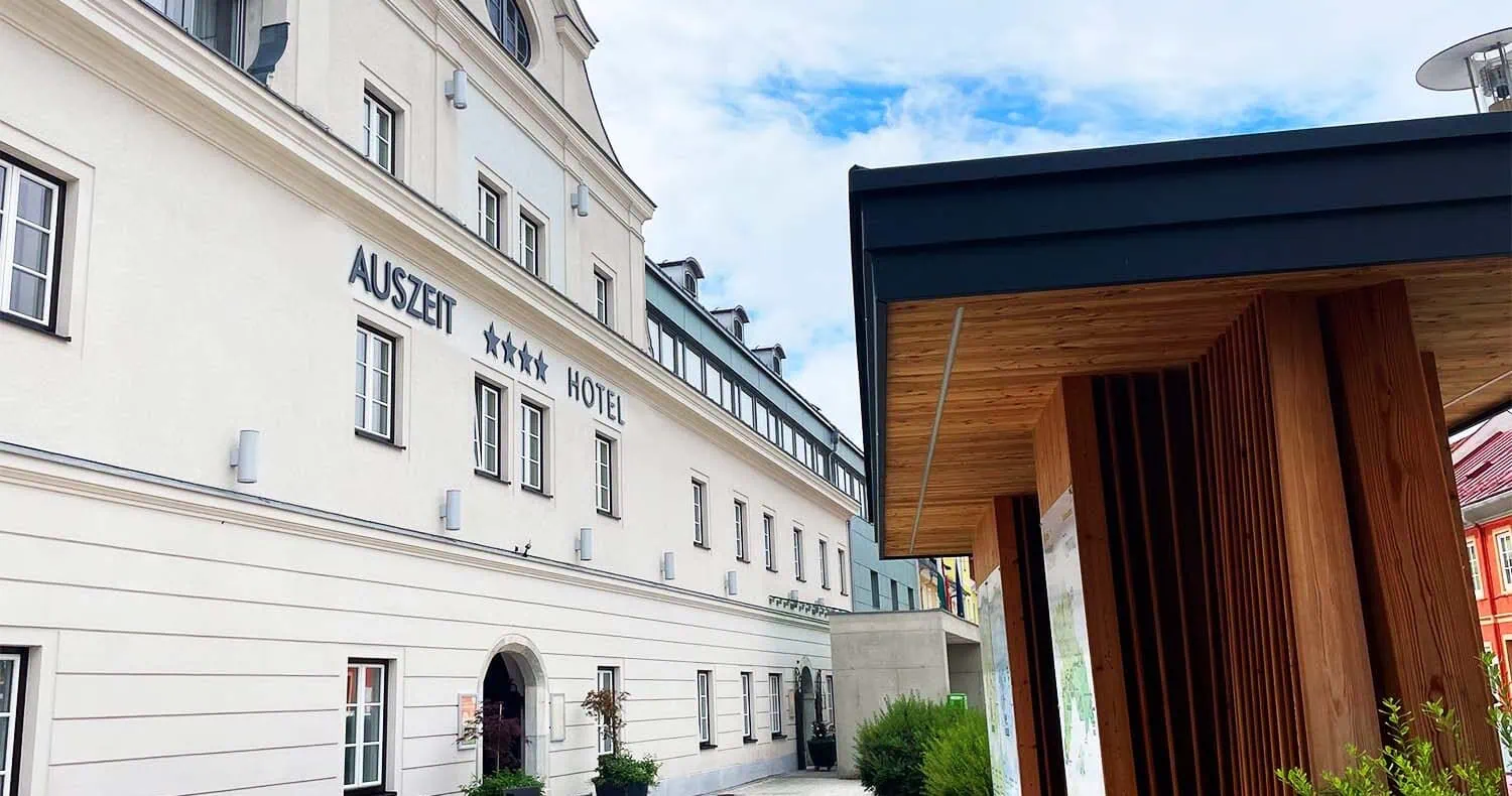 Außenansicht des Hundefreundliches Auszeit Hotels St. Lambrecht in der Steiermark