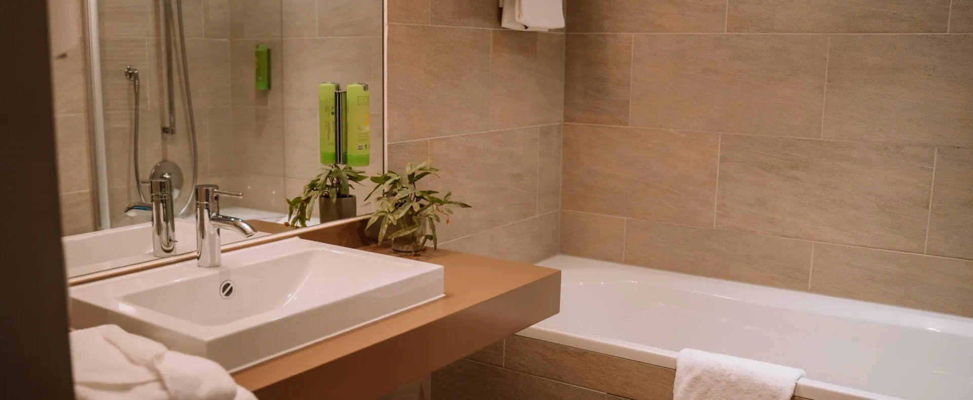 Modernes Badezimmer im hundefreundlichen Auszeit Hotel St. Lambrecht in der Steiermark.