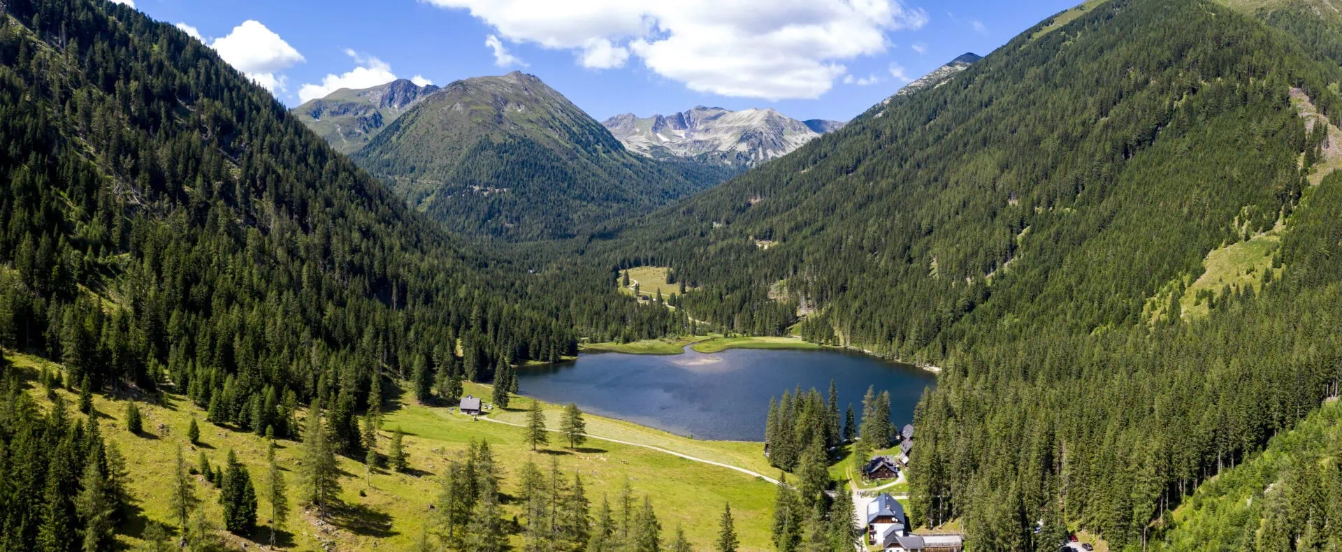 Bergsee und Almgebiet im Naturpark Zirbitzkogel-Grebenzen