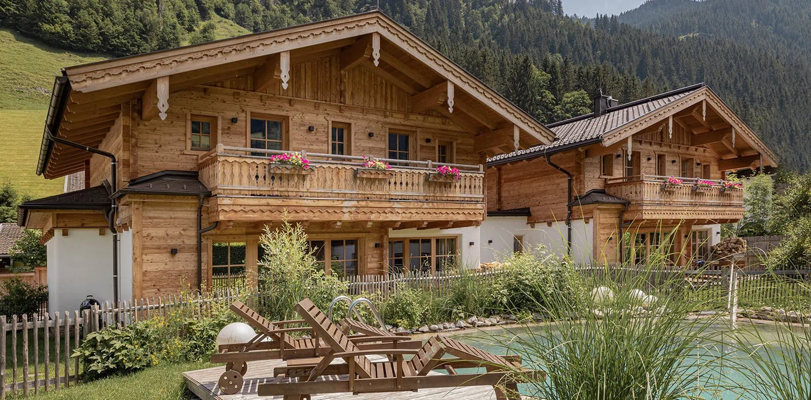 Birnbaum Chalets in den Bergen mit Naturbadeteich und Liegen im Garten