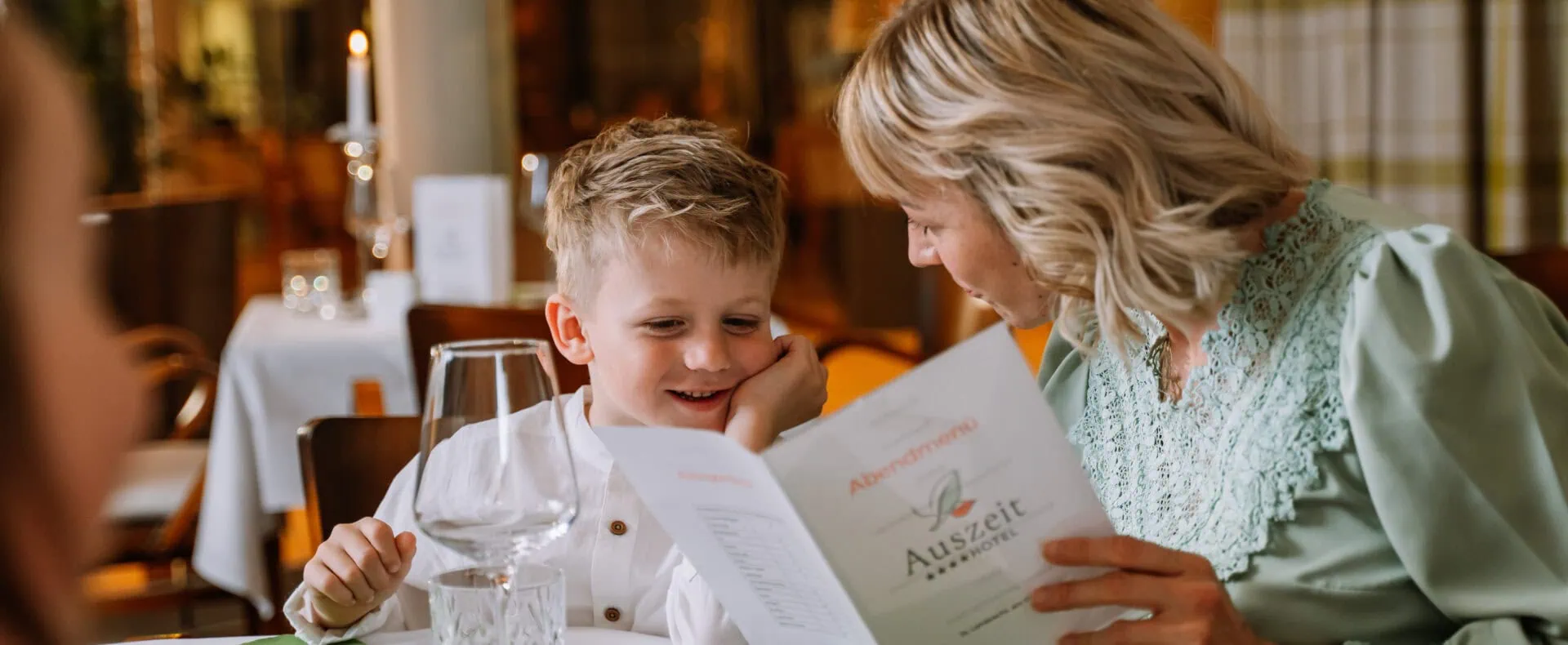 Familie im Restaurant des Auszeit Hotels St. Lambrecht