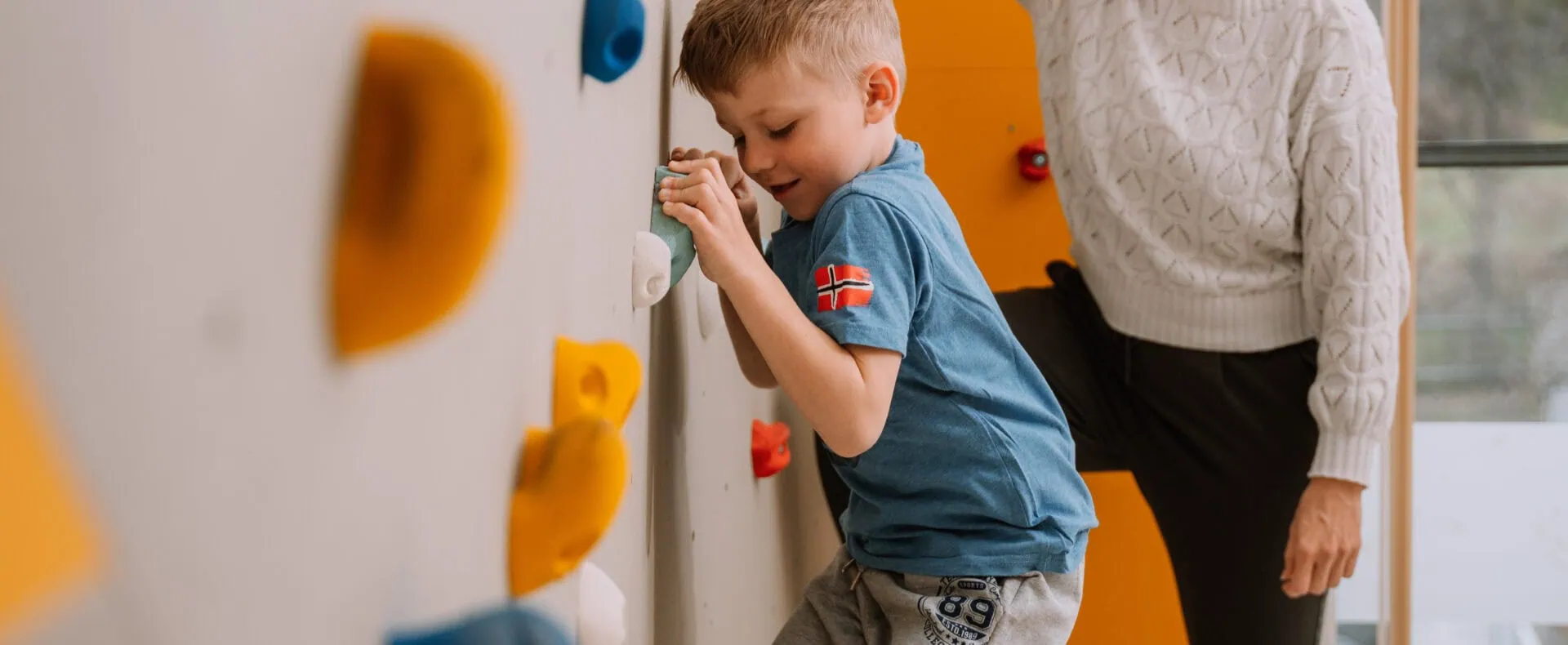 Kind an der Kletterwand im Auszeit Hotel St. Lambrecht
