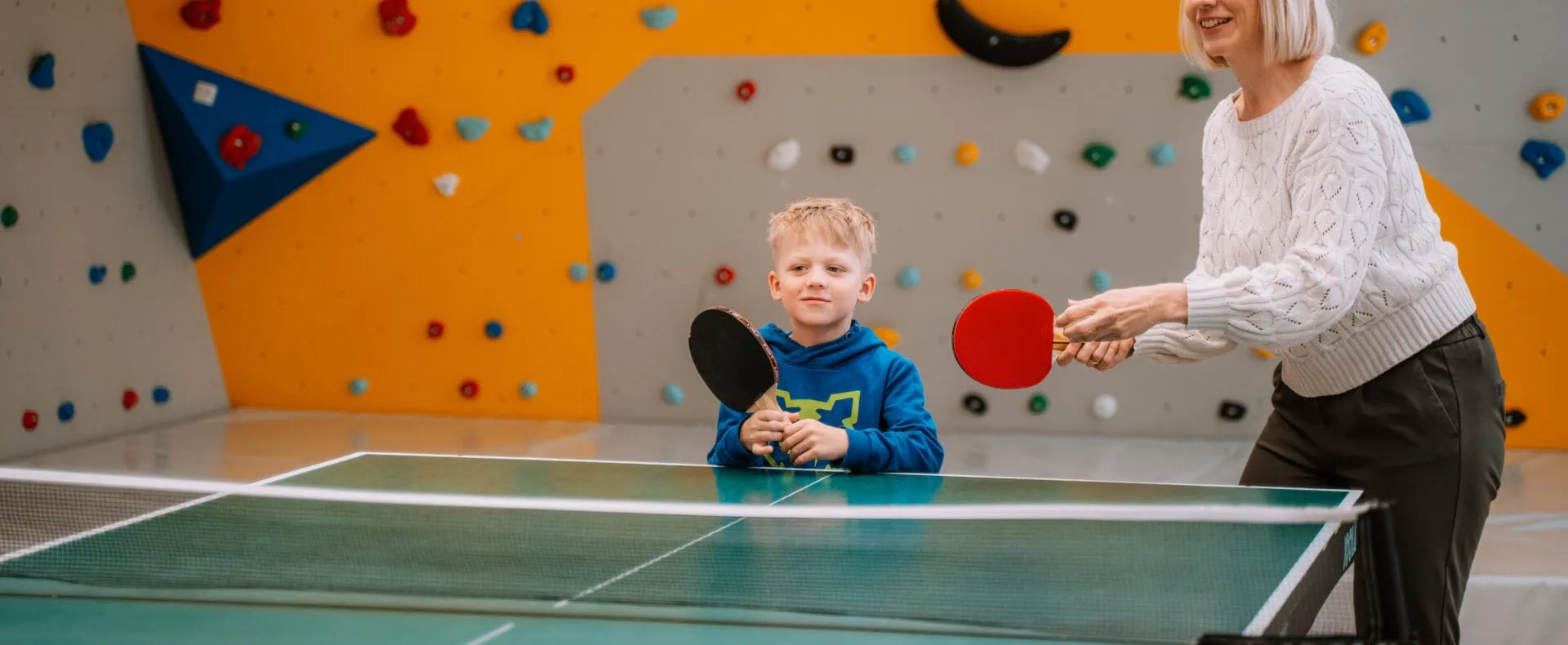 Familie beim Tischtennis im Auszeit Hotel St. Lambrecht