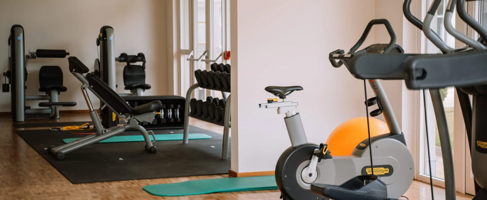 Fitnessraum im Auszeit Hotel St. Lambrecht mit Geräten und Trainingsbereich