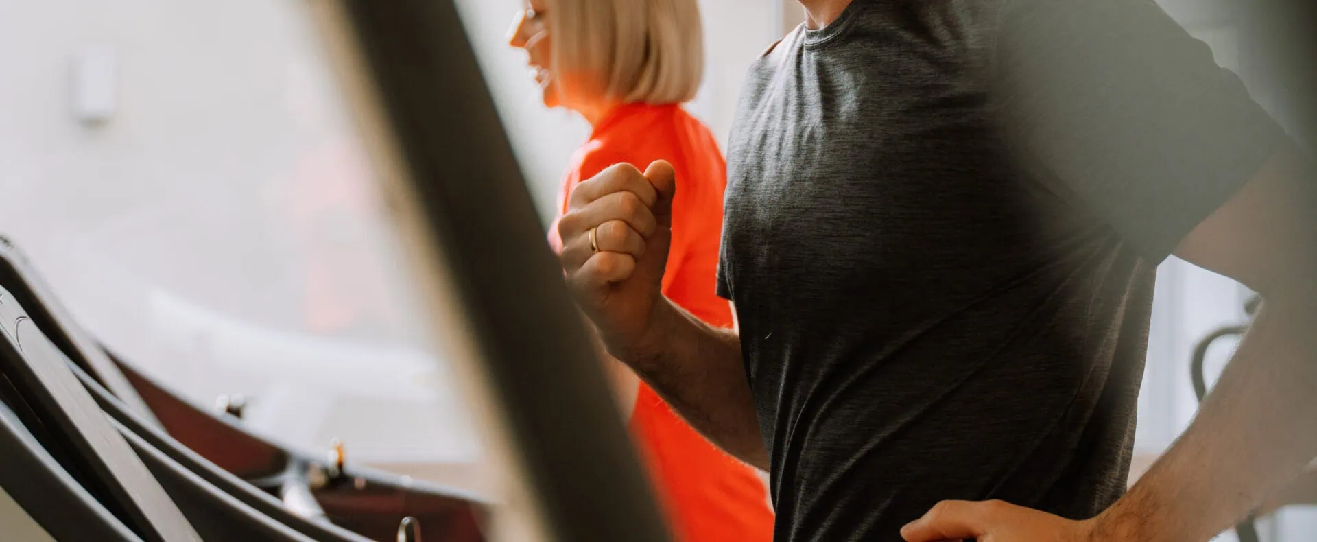 Gäste beim Training im Fitnessraum des Auszeit Hotels St. Lambrecht