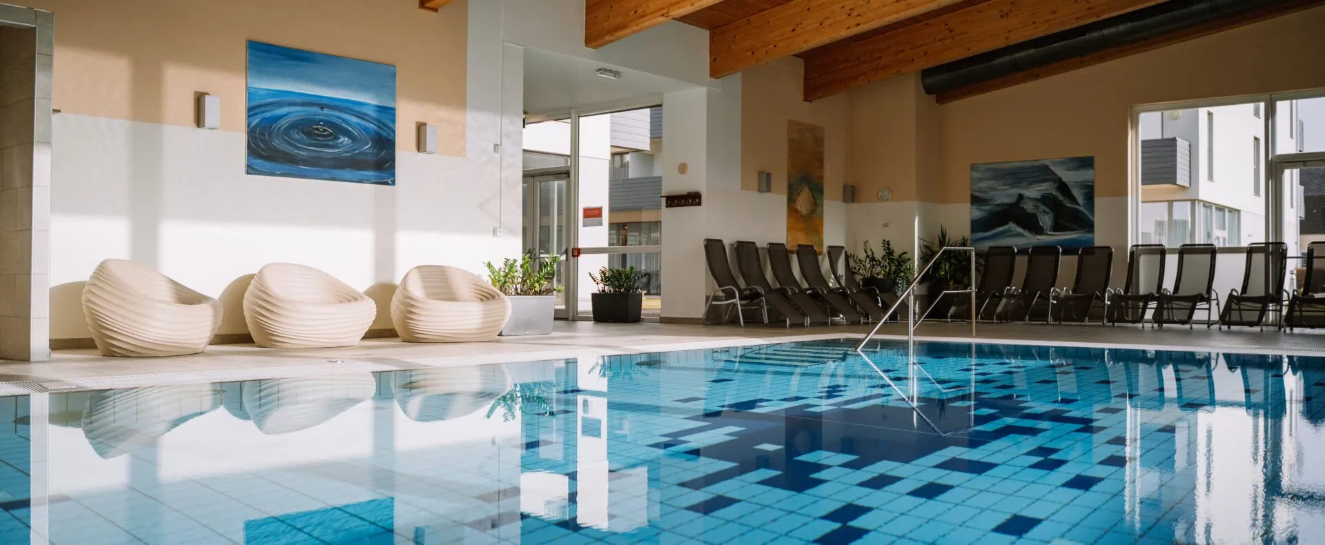 Hallenbad und Wellnessbereich im Auszeit Hotel St. Lambrecht