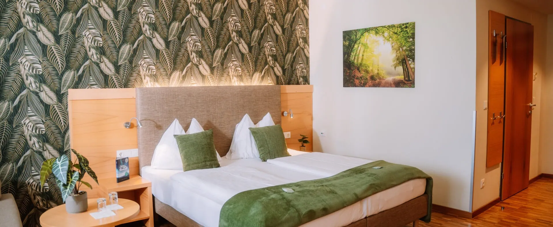 Gemütliches Hotelzimmer im hundefreundlichen Auszeit Hotel St. Lambrecht in der Steiermark.