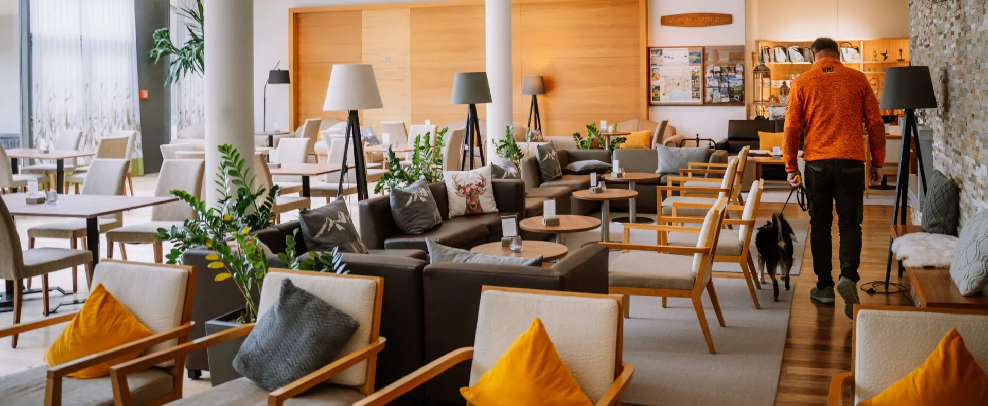 Gast mit Hund in der Lounge des Auszeit Hotels St. Lambrecht in der Steiermark.